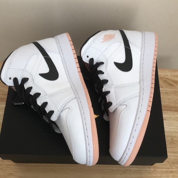 💖🖤NIKE AIR JORDAN 1 MID GS SNEAKERS🖤💖 - Picture 5 of 13